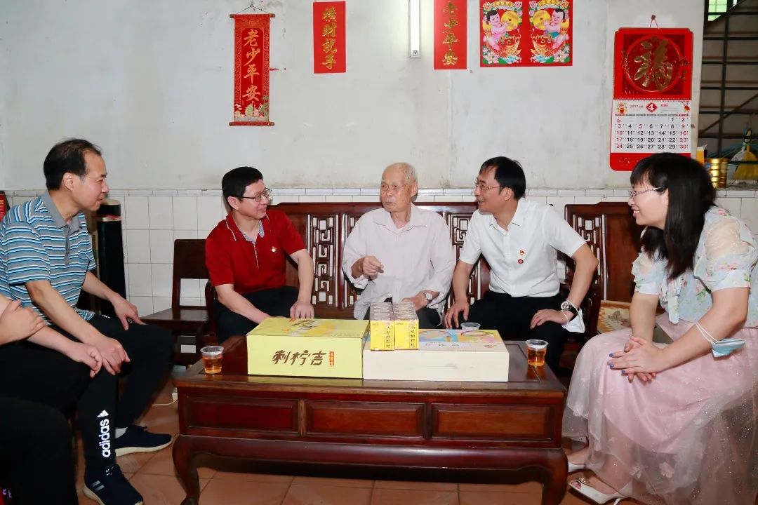 强国回复有我 传承劳模心灵——白云山Z6尊龙凯时公司辅导“五一”前夕走访慰问劳动圭表和基层一线员工