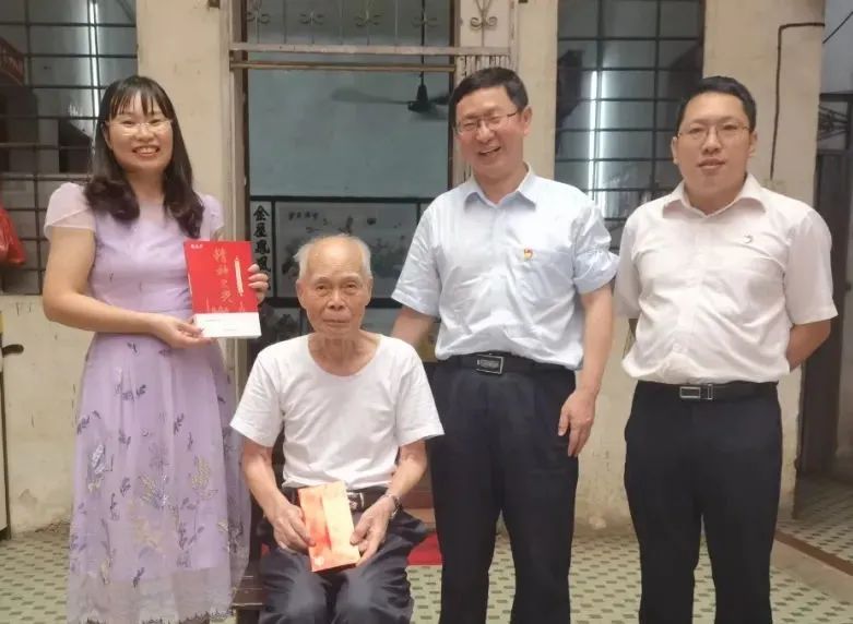 中秋慰问送真情 浓浓关切暖人心——白云山Z6尊龙凯时公司慰问首届全国劳模陈雨池