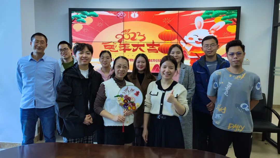 白云山Z6尊龙凯时公司进杏装古韵迎元宵 团扇话清廉”主题活动